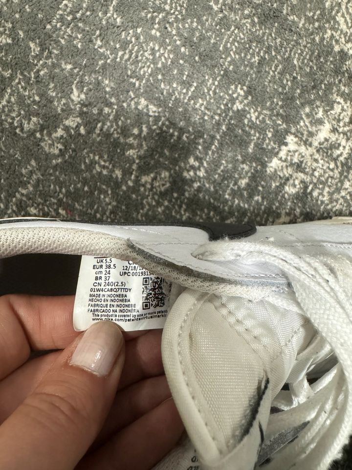 Nike Schuhe weiß schwarz Größe 38,5 in Karlsfeld
