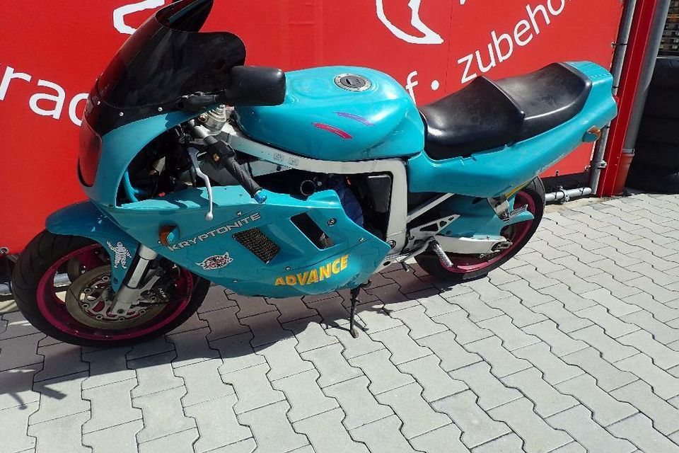 Suzuki GSX-R750 GR7AB Felge Verkleidung Tank Felgen Gabel Sitz in Mantel