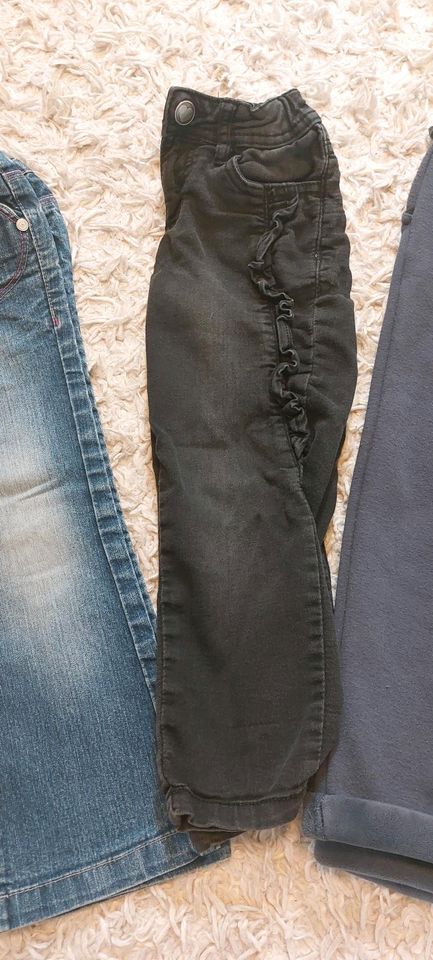 Hosenpaket Gr 104 Hosen Mädchen gr 104 Jeans Cordhose in Leer (Ostfriesland)