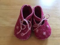 Baby Filz Schuhe Hausschuhe pink zum Binden mit Perlen u. Blumen Thüringen - Uder Vorschau