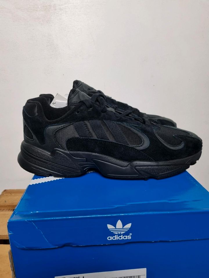 NEU - SIZE 42 - ADIDAS YUNG 1 SNEAKER SCHWARZ SPORT in Hanau