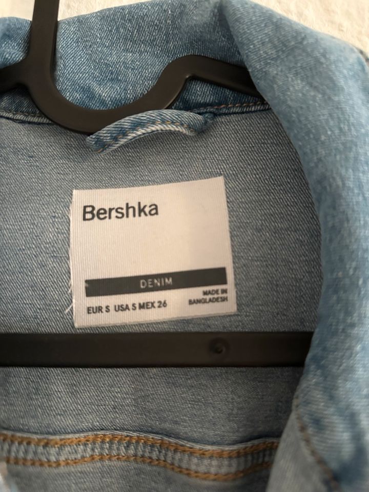 Bershka Enge Jeans Jacke Damen, Gr. S, Neu in Berlin