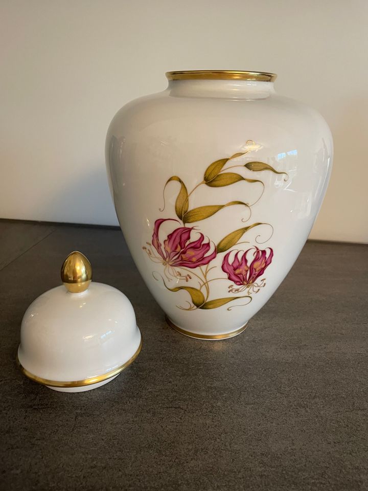 Vase mit Deckel und Goldrand vom  Hersteller Jaeger (Bayern) in Langwedel