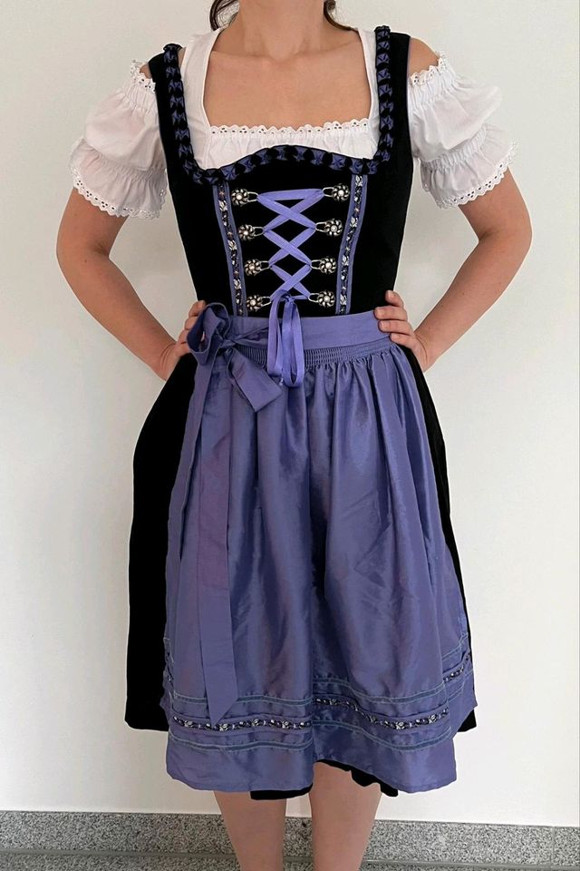 Dirndl S schwarz lila + Bluse in Viersen