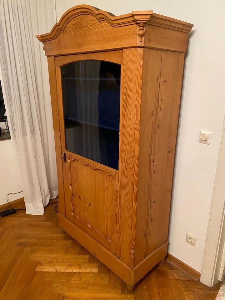 Bauernschrank mit Glastüre in Egenhofen