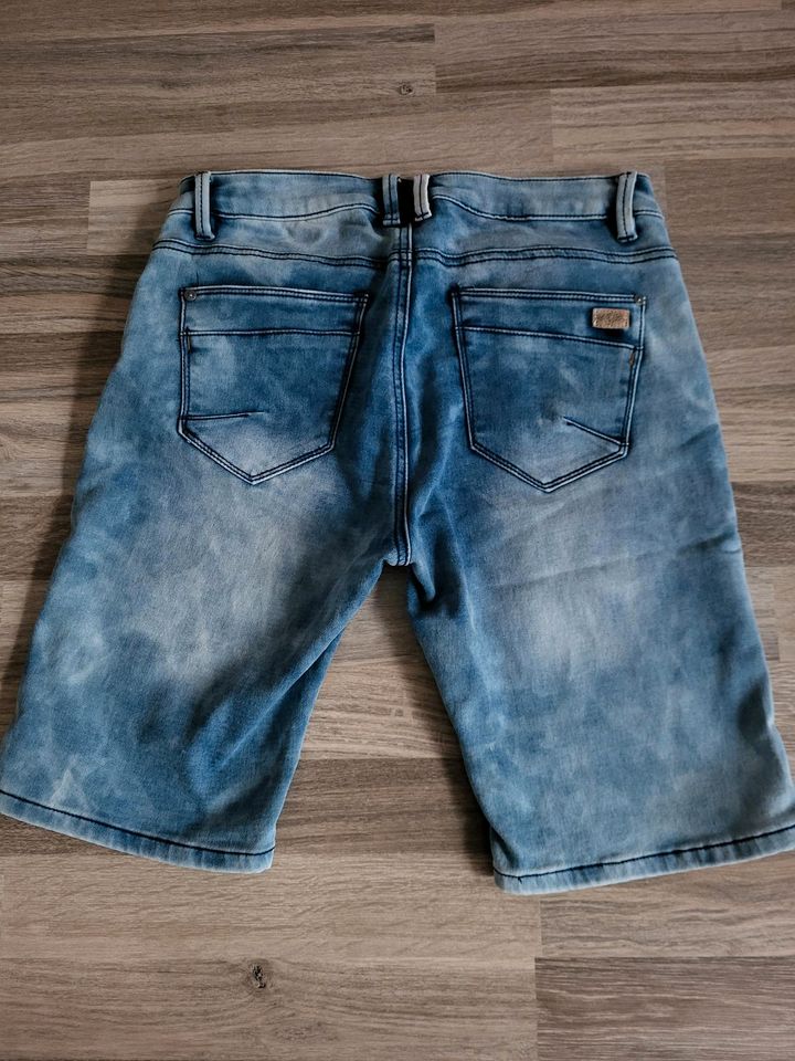 Blaue kurze Hose Jeanshose Größe M von urban surface Sommer Knopf in Werl