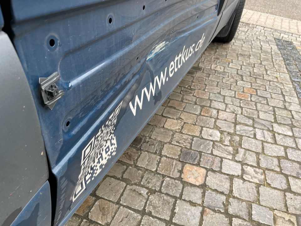 Karosseriebauer zum Ausbeulen einer Schiebetür in Karlsruhe