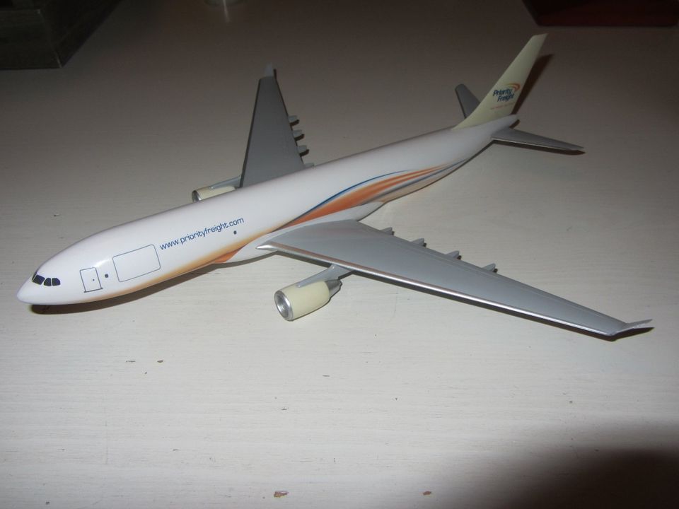 Lupa Modell Flugzeug Airbus A330 1:200 in Herne