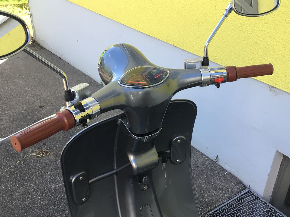 Elektro Roller 45 km/h Vespa Retro Optik neuwertig 1200€ in Bad Abbach