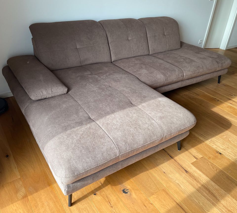 Sofa / Couch, L-Form mit elektronischer Ausziehfunktion in Taupe in Krefeld