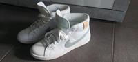 Nike Sneaker in weiß Neuwertig Gr. 38 Niedersachsen - Dinklage Vorschau