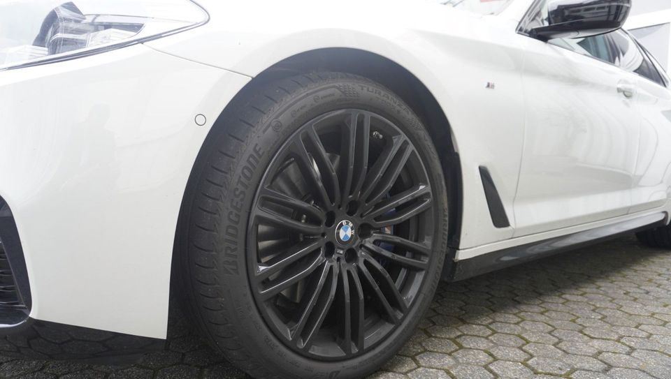 BMW 530d xDriveM-Sport STHZ*PANO*H-UP*Model20*NP93K in Olpe