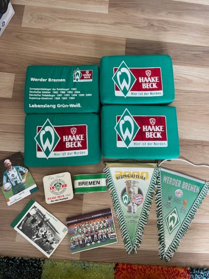 Werder Bremen 3 Sitzkissen, 2 Wimpel, 14 Bierdeckel, div. Fankart in Berlin