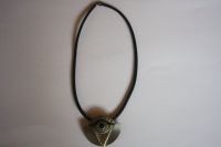 Halskette,Kautschuk-Band m. Antik-Scheibe, ca. 48 cm. Nordrhein-Westfalen - Kleve Vorschau