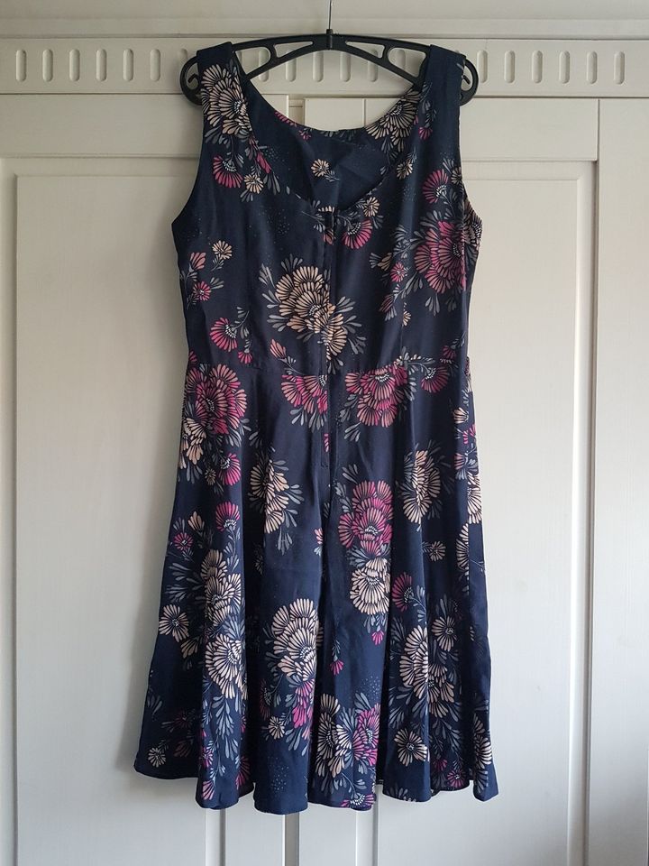 Sommerkleid blau mit Blütenmuster von Apricot in Gr. L / 40  NEU! in Mauritz