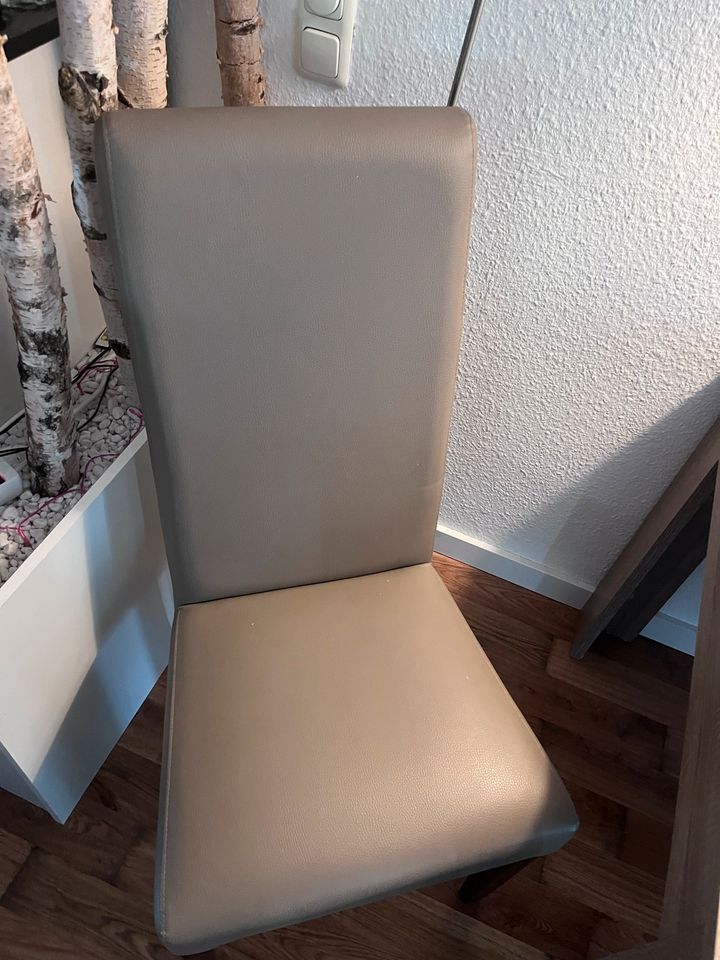 2 Stühle in beige/hellbraun pro stk 15€ in Raunheim