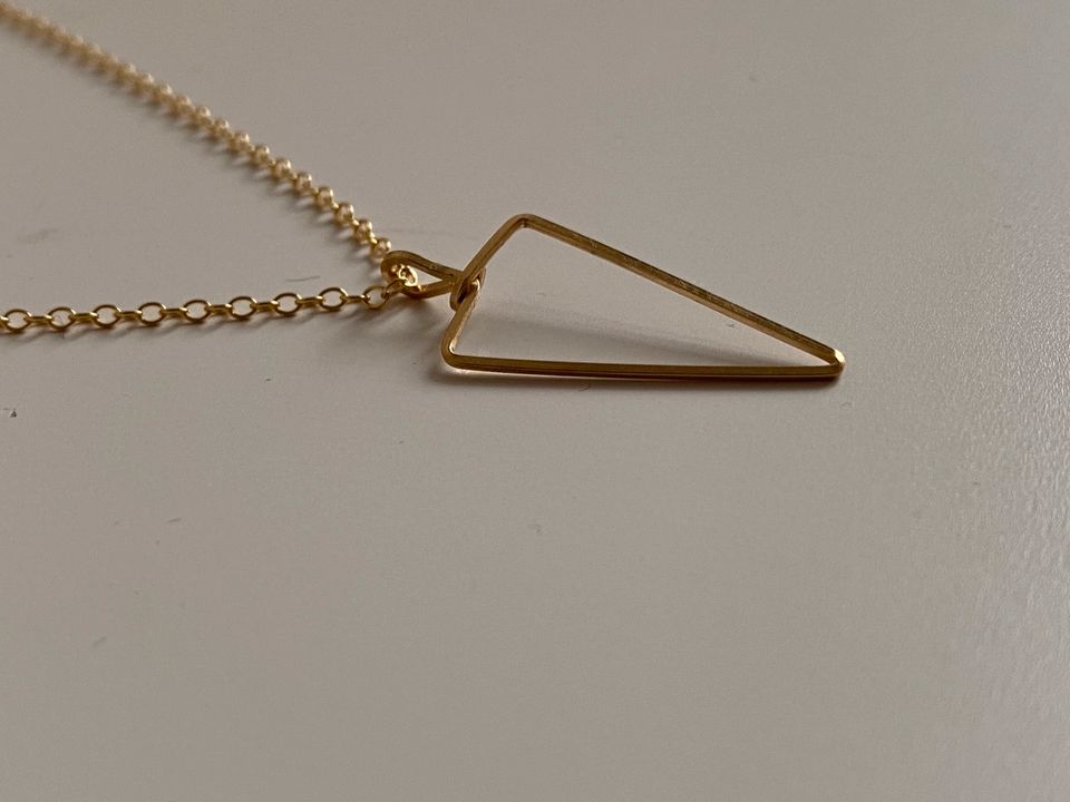 Filigrane Halskette gold mit Anhänger Dreieck Triangle neu in Berlin