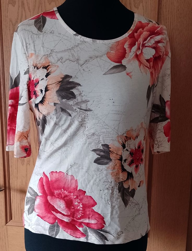 Modisches T-Shirt, Blumen, Creme-Beige, Gr. 42, Wayfer in Freiburg im Breisgau