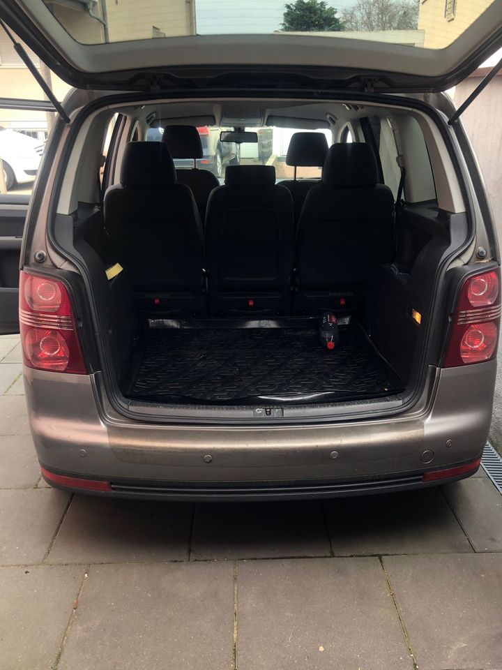 VW Touran | Benziner | scheckheft gepflegt | 50tsd km in Hanau