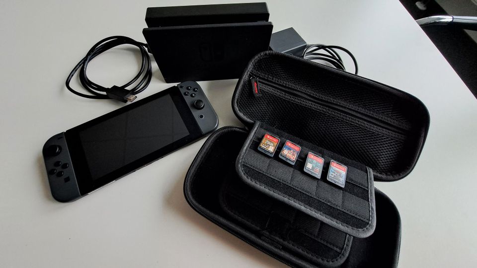 Nintendo Switch mit Tasche und Spielen in Fürth