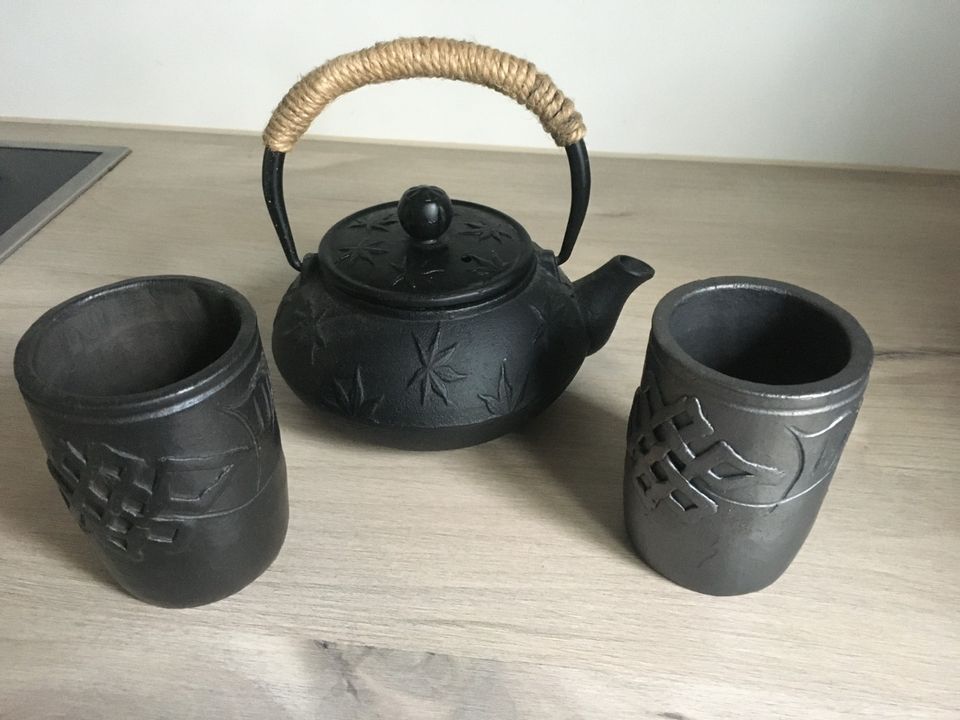 Teekanne und Teebecher aus Gusseisen in Dresden
