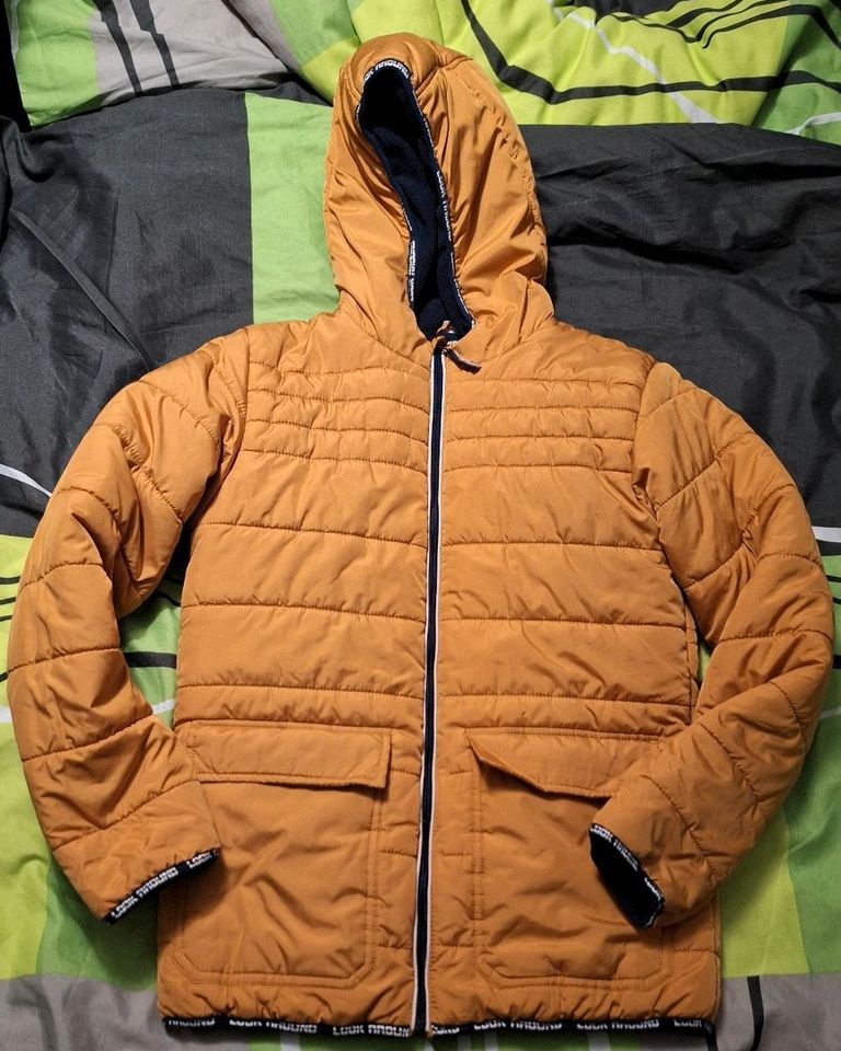 1 Winterjacke mit Kapuze in Größe 146/152 in Sindelfingen