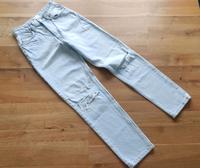 Schöne  helle Jeans mit Knie Löcher von Zara in Gr. 32 Nordrhein-Westfalen - Mönchengladbach Vorschau
