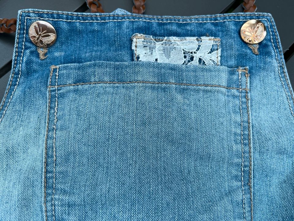 Latzhose Shorts aus Jeans mit Spitze LC Waikiki Gr. 128/134 in Berlin