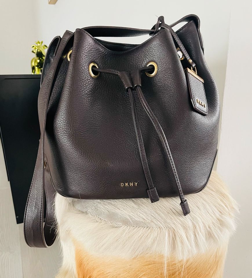 Original DKNY Noho Drawstring Bucket Bag aus Leder wie neu