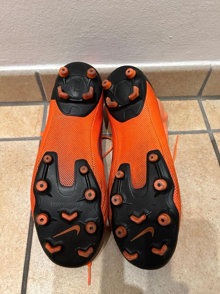 Nike Fußballschuhe - Größe 44, orange in Schifferstadt