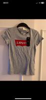 Levi’s Shirt tshirt grau rot S Oberteil Bayern - Germering Vorschau