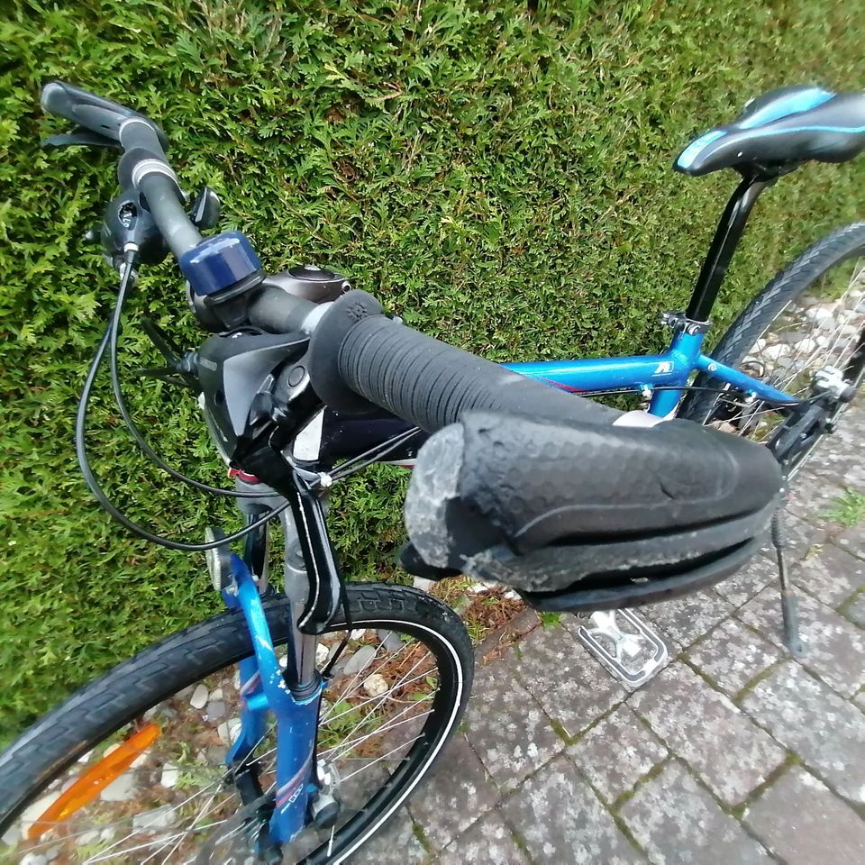 Solides Specialized MTB: Mountainbike mit hochwertigem Alu-Rahmen in Hamburg