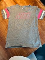 Nike Funktions Shirt, Größe M Grau pink wie neu Niedersachsen - Isernhagen Vorschau