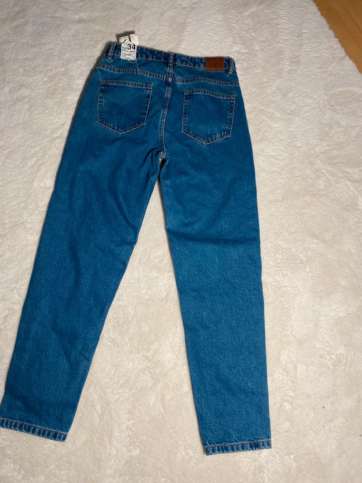 Ungetragene Zara Jeans in Größe 34 in Niestetal