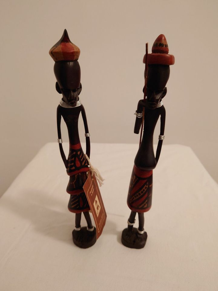 Afrikanische Figuren - handgearbeitet - stylish couple & shielder in Emmendingen