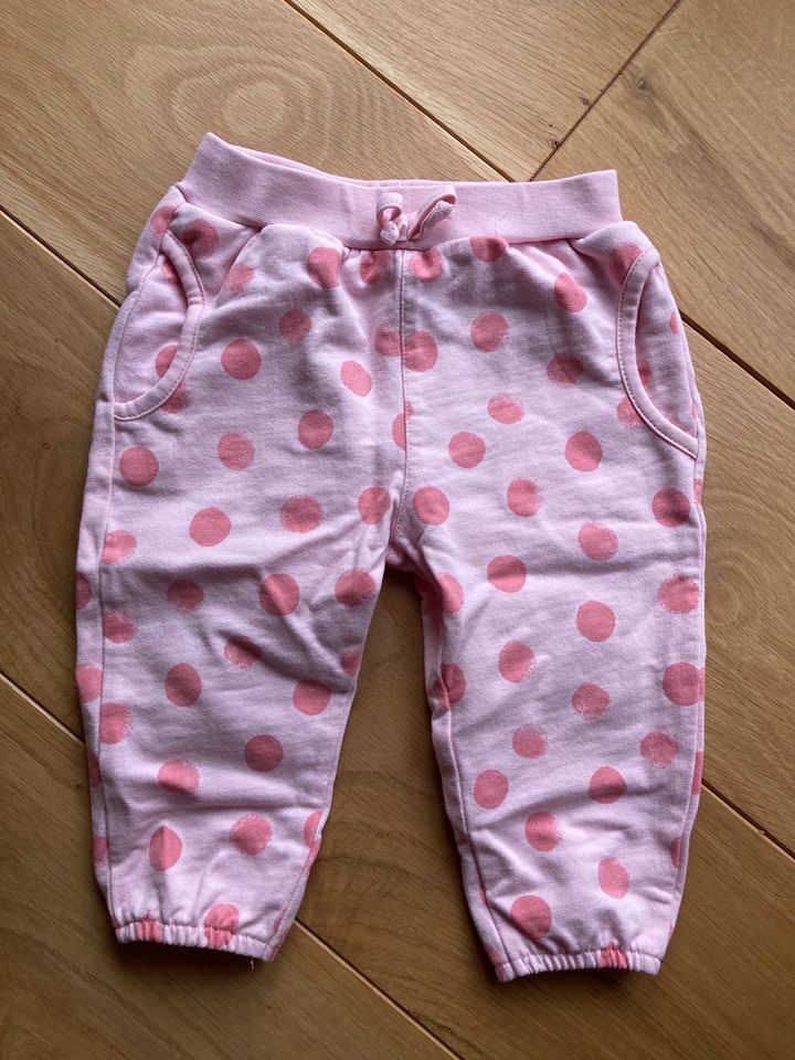 Neuwertige Baby Hose / Jogginghose von Esprit Gr. 74 in Wenden