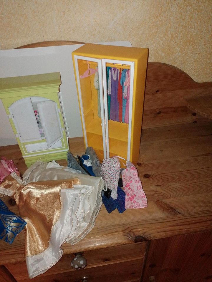 Barbie - Kleiderschrank in Rutesheim  