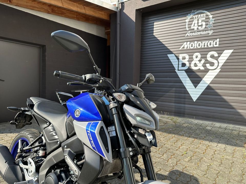 Yamaha MT-125 MT 125 1 Hand in Hanau