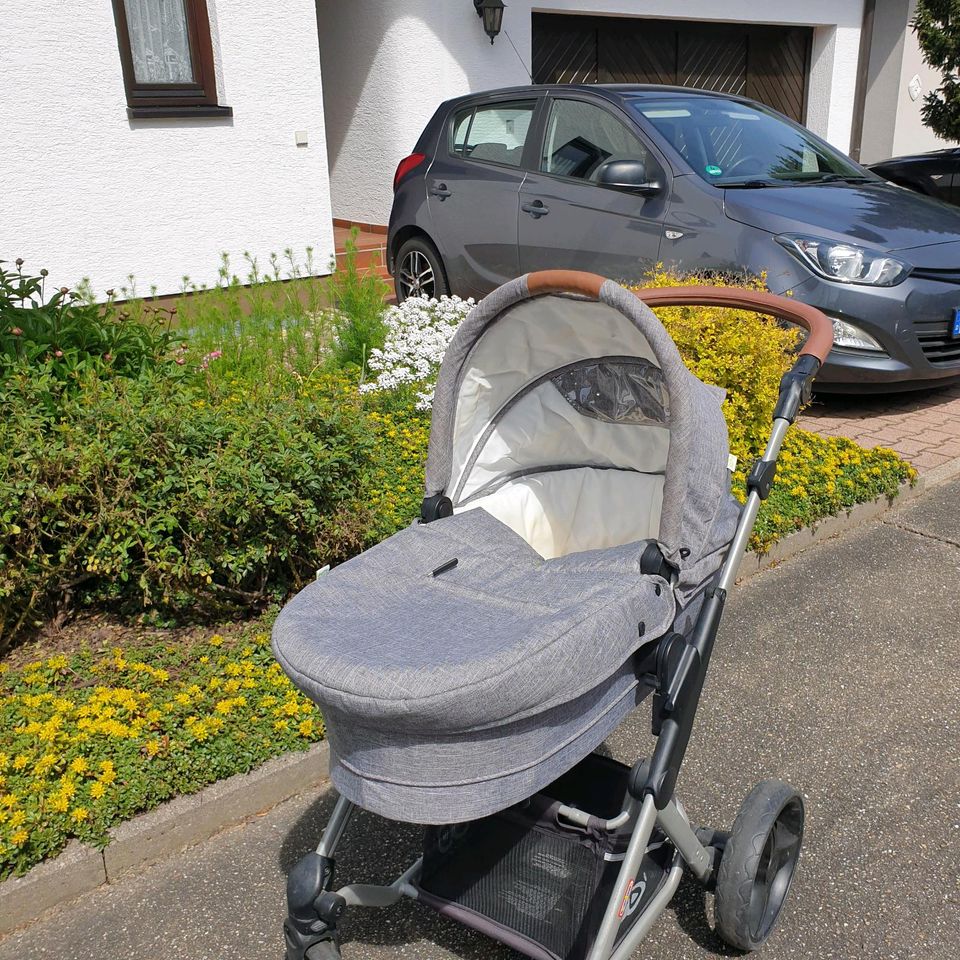 Kinderwagen mit MaxiCosi und Babywanne in Bietigheim