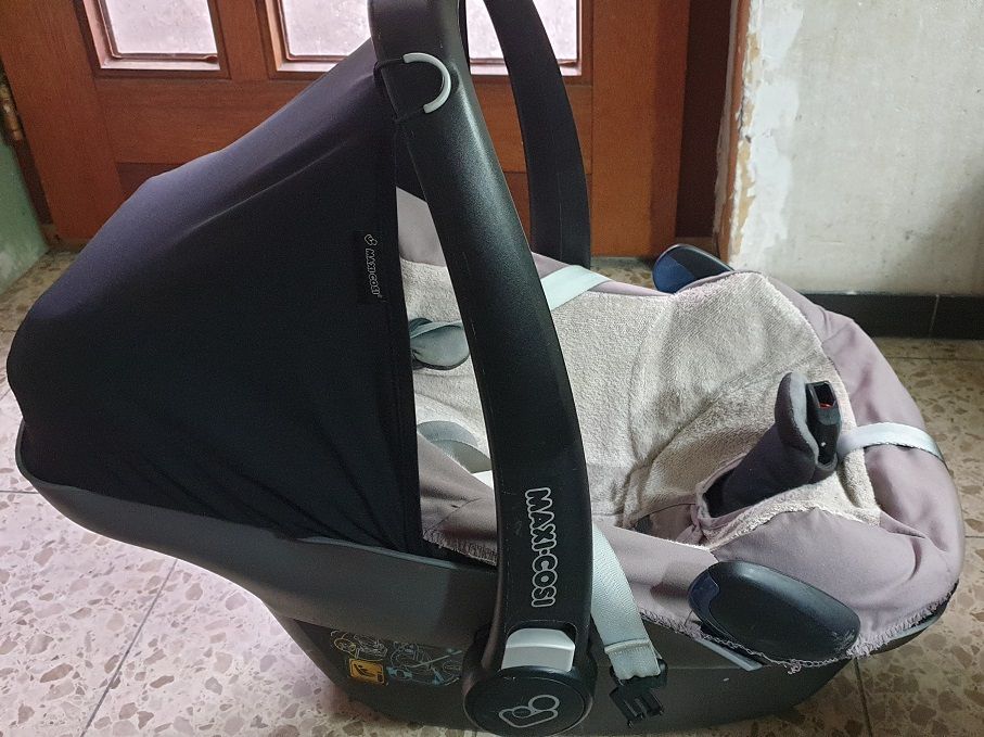 Maxi Cosi Pebble Plus mit Isofix base Halterung und Sommerbezug in Karlsbad