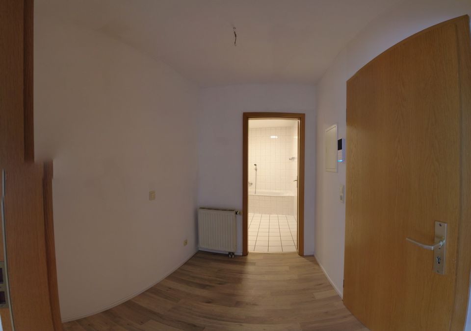 1 Zimmer Wohnung am Marktplatz im ruhigen DG mit Südbalkon in Reichenbach (Vogtland)