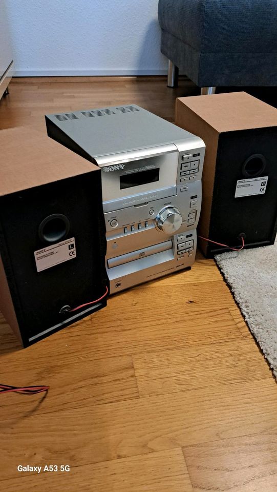 Sony Radio CD Player mit Boxen Soundanlage Fernbedienung in Düsseldorf