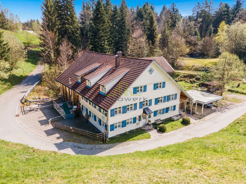 Kernsaniertes Anwesen mit Möglichkeiten zum Wohnen und für Gewerbe - 6,2 ha Land - Stall möglich in Scheidegg