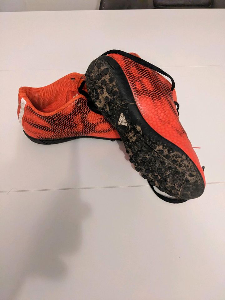 Kinder Fußballschuhe von Adidas Größe 31 in Kempen