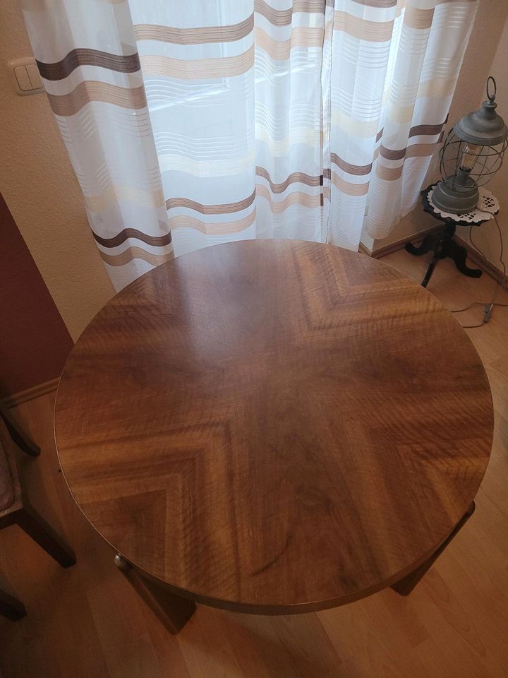 Antiker runder Tisch mit 4 Stühlen in Dresden