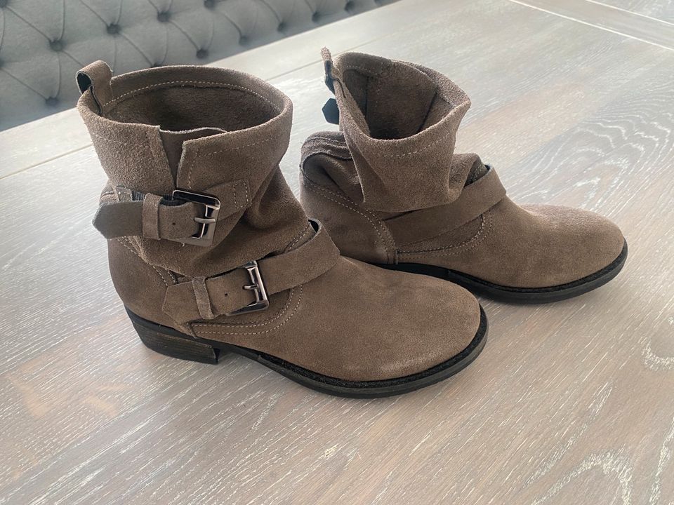 Lazamani Stiefelette grau Gr. 38 NEU NP: 119€ in Nordrhein-Westfalen -  Oerlinghausen | eBay Kleinanzeigen ist jetzt Kleinanzeigen