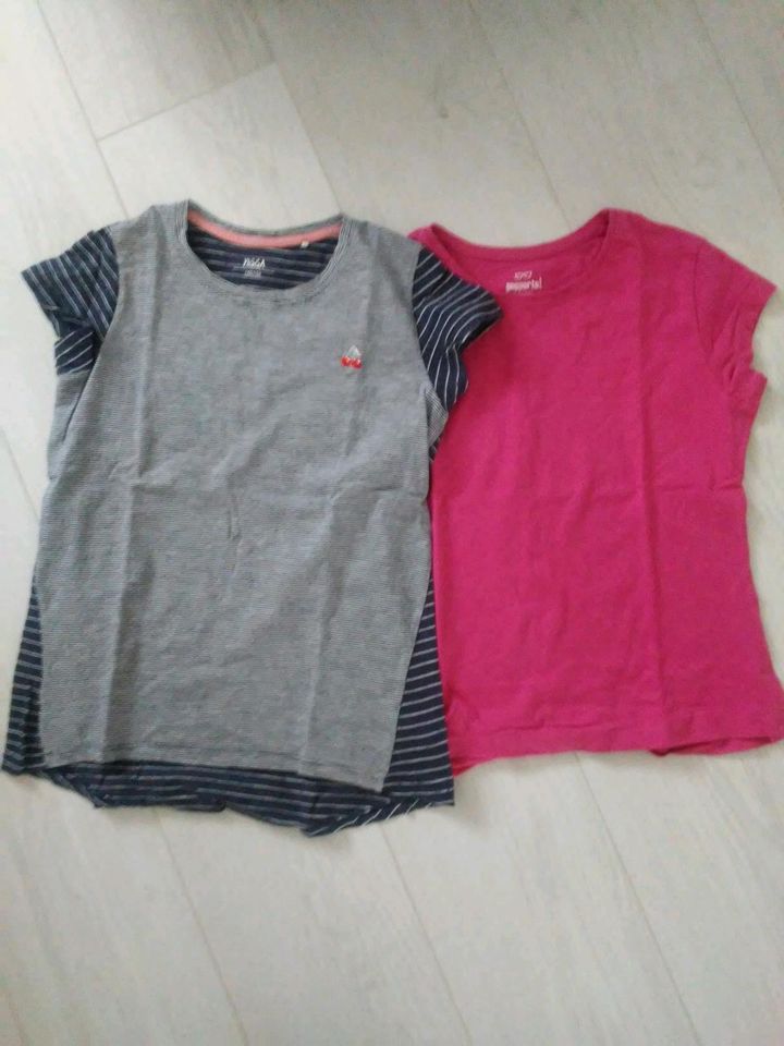 2 Mädchen-T-Shirts Gr. 146/152 in Bad Driburg