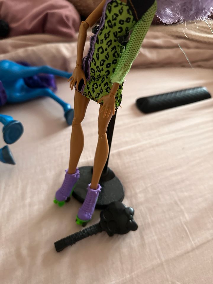 Clawdeen Roller skating in Marl