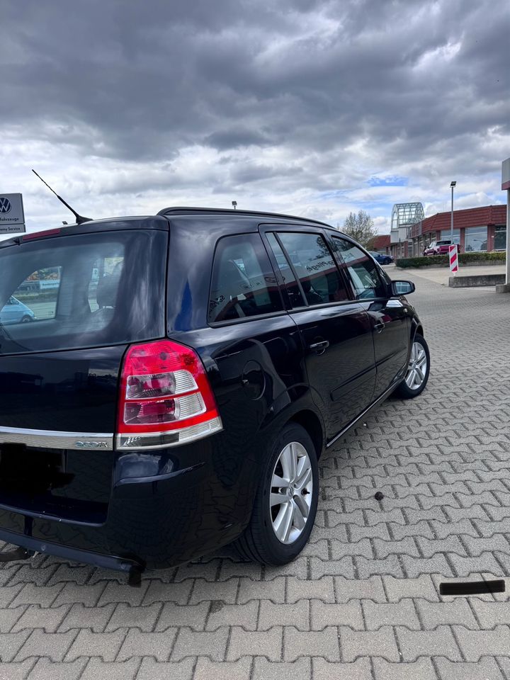 Hallo, ich verkaufe mein  7 sitzer -Auto Opel zafira 1.7 B in Meuselwitz