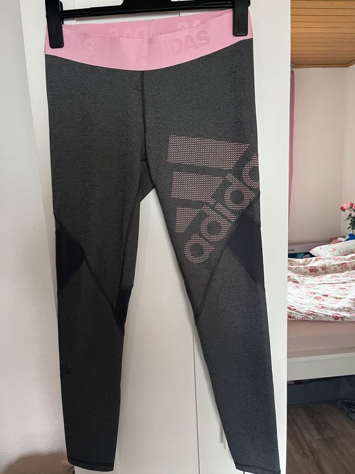 Verschiedene Adidas Sport Leggings Damen in Wettenberg